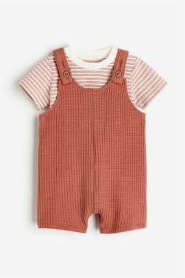 T-shirt and dungaree set Cloth